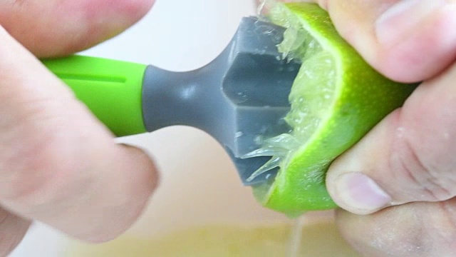 健康饮食:从酸橙中榨汁，慢动作视频素材画面3