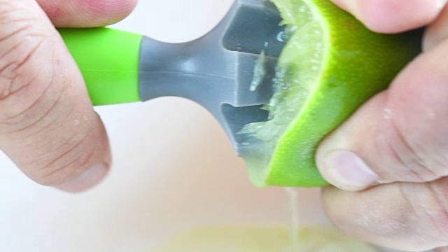 健康饮食:从酸橙中榨汁，慢动作视频素材画面4