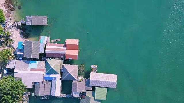 热带海岸，有当地的房屋和庭院视频素材