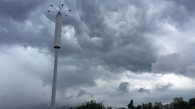 高清延时:台风天空中的风暴云延时视频素材