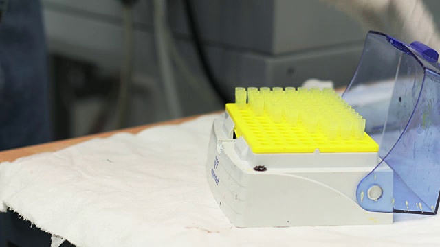 一个科学家用移液管取样的特写视频素材画面1