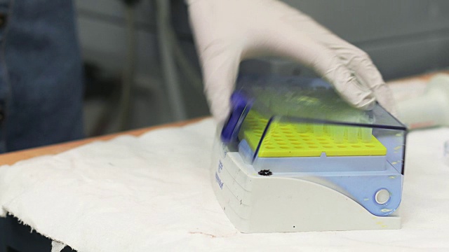 一个科学家用移液管取样的特写视频素材画面2