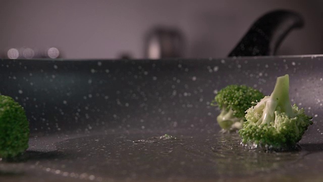 西兰花片放入煎锅的慢镜头，每秒240帧视频素材画面3