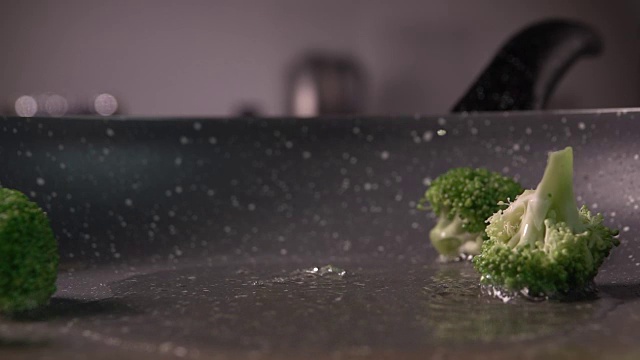 西兰花片放入煎锅的慢镜头，每秒240帧视频素材画面4