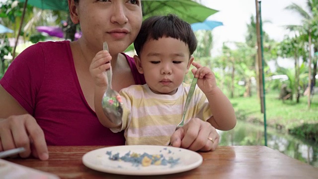 可爱的宝宝和妈妈一起吃饭视频素材