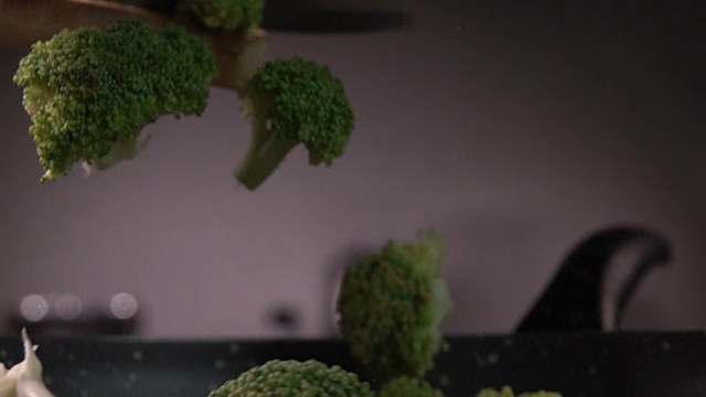 西兰花片从木头上扔进煎锅，每秒480帧视频素材画面3