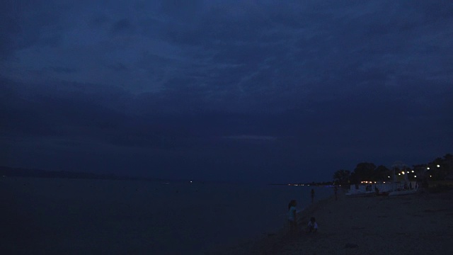 海滩上的日落之夜视频素材画面1