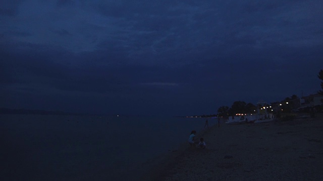 海滩上的日落之夜视频素材画面2