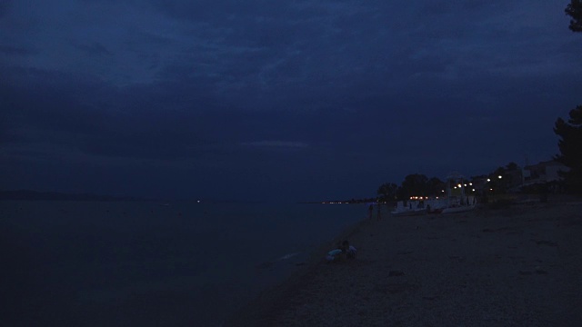 海滩上的日落之夜视频素材画面3
