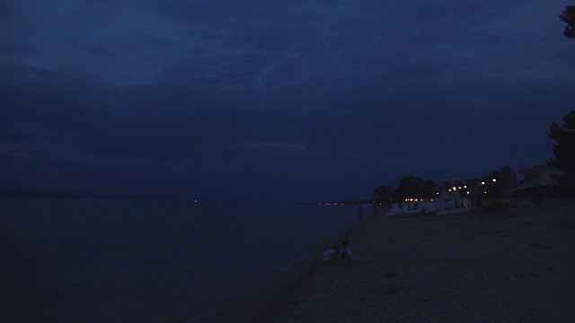 海滩上的日落之夜视频素材画面4