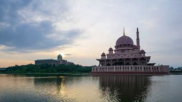 在马来西亚布城的布城清真寺上空的4K时间间隔的日出。视频素材