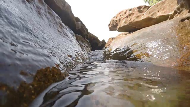 水下表面的光线。美丽的日落海洋海景视频下载