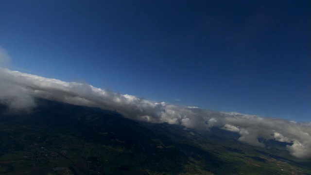 穿过云雾，陡峭的河岸视频素材画面4