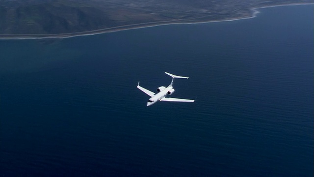 近岸海域上空的公务飞机视频素材