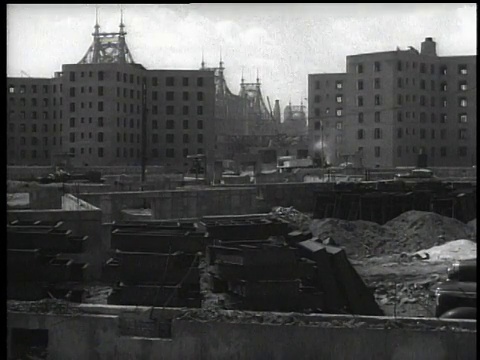 1939年，美国纽约，Queensbridge住宅项目正在建设中，桥在后面视频素材