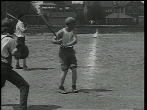 1924蒙太奇男子打散打棒球，跑垒员击打垒线，捡起垒，替换垒，站在垒线上/底特律，密歇根州，美国视频素材