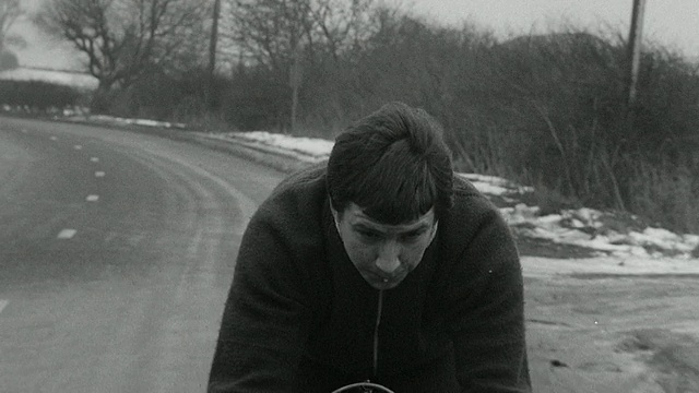 1969年蒙太奇骑自行车的人从一个矿工的自行车俱乐部骑在乡村道路上/约克郡，英国，英国视频素材画面4